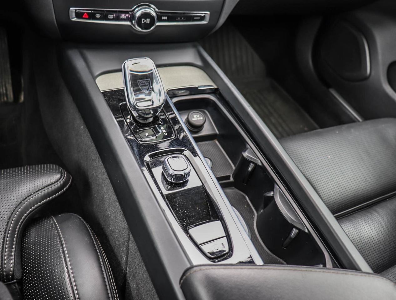 2024 Volvo V60 Cross Country Ultimate Photo