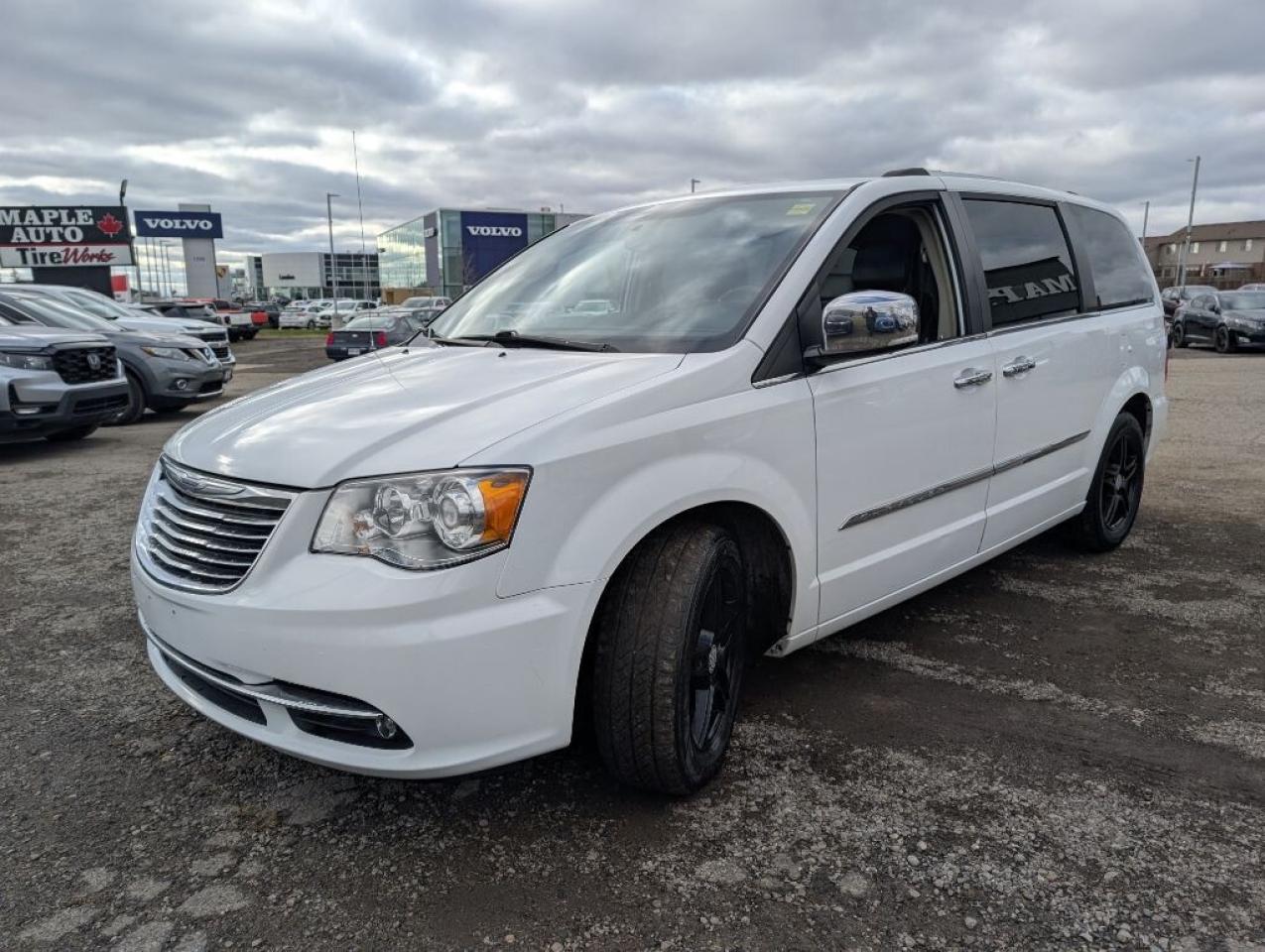 2015 Chrysler Town & Country Limited NAV LEATHER SUNROOF DVD CAMERA Photo