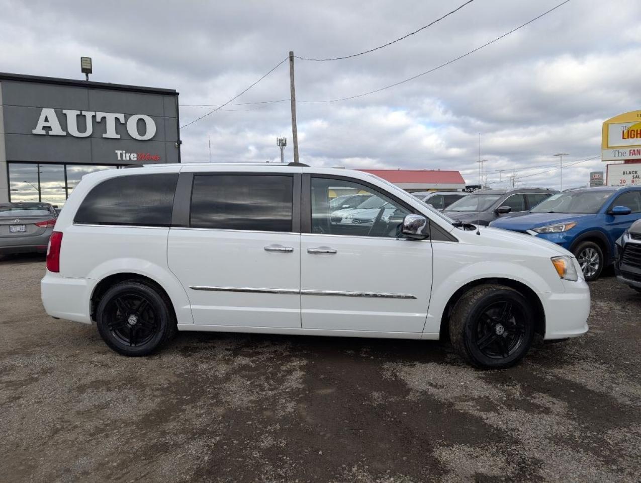 2015 Chrysler Town & Country Limited NAV LEATHER SUNROOF DVD CAMERA Photo4