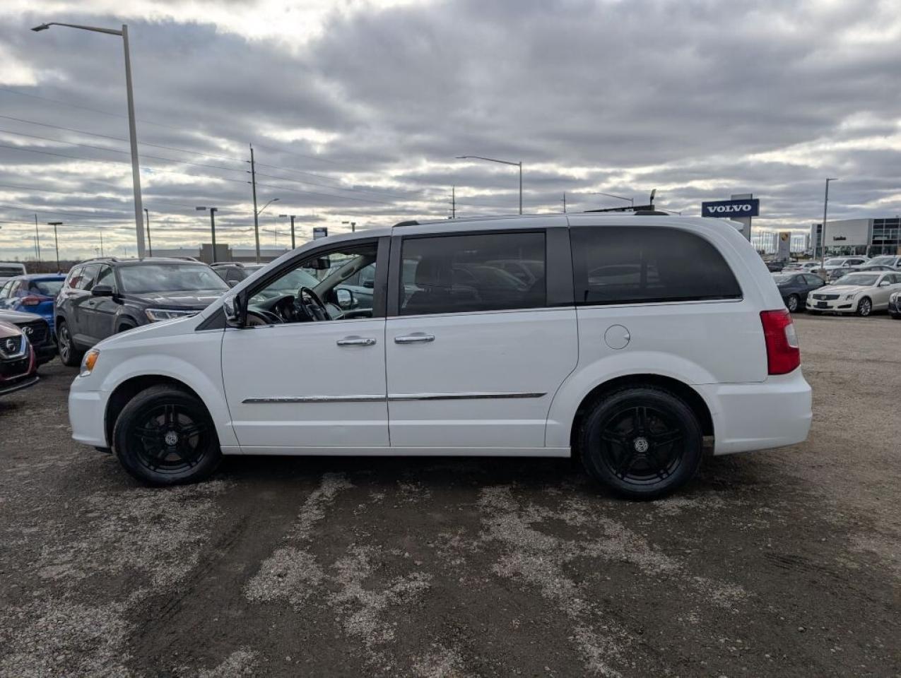 2015 Chrysler Town & Country Limited NAV LEATHER SUNROOF DVD CAMERA Photo