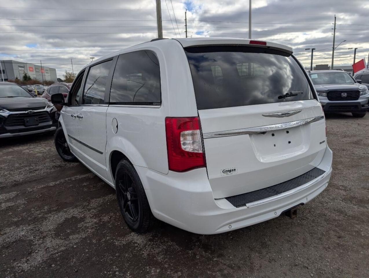 2015 Chrysler Town & Country Limited NAV LEATHER SUNROOF DVD CAMERA Photo