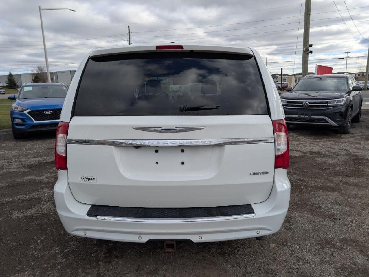 2015 Chrysler Town & Country Limited NAV LEATHER SUNROOF DVD CAMERA Photo