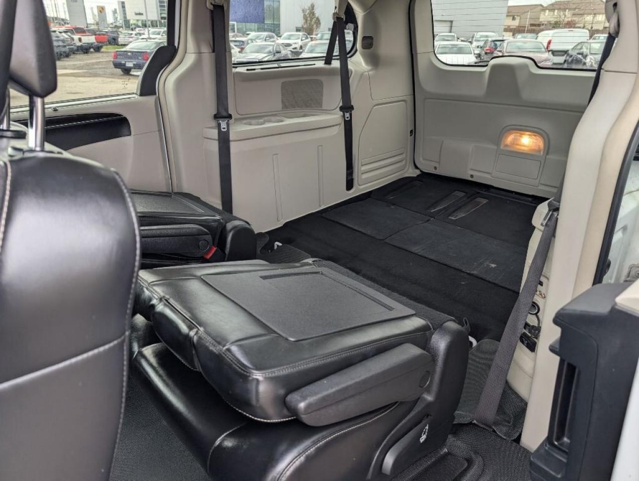 2015 Chrysler Town & Country Limited NAV LEATHER SUNROOF DVD CAMERA Photo