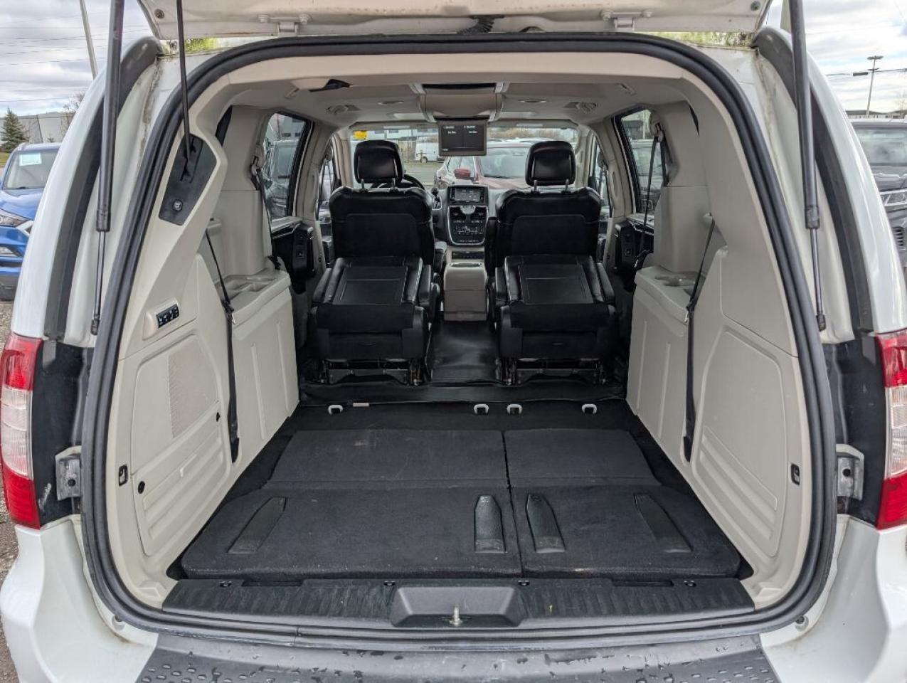 2015 Chrysler Town & Country Limited NAV LEATHER SUNROOF DVD CAMERA Photo