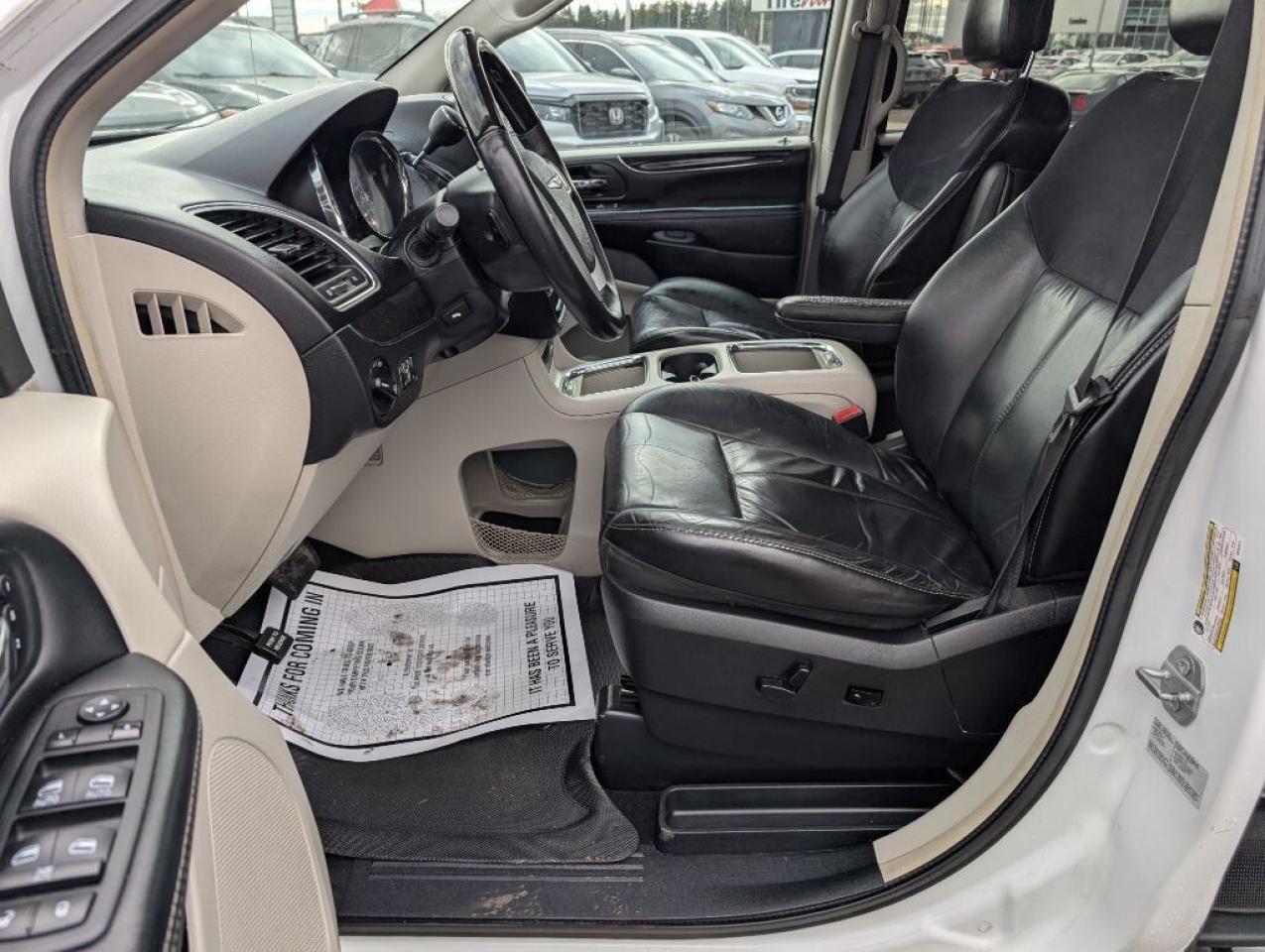 2015 Chrysler Town & Country Limited NAV LEATHER SUNROOF DVD CAMERA Photo