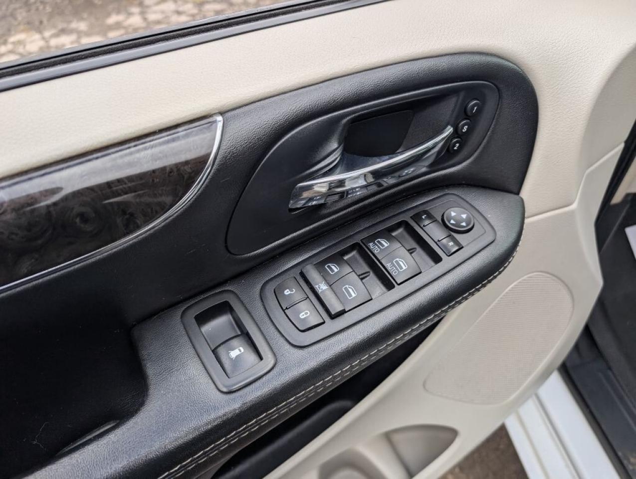 2015 Chrysler Town & Country Limited NAV LEATHER SUNROOF DVD CAMERA Photo