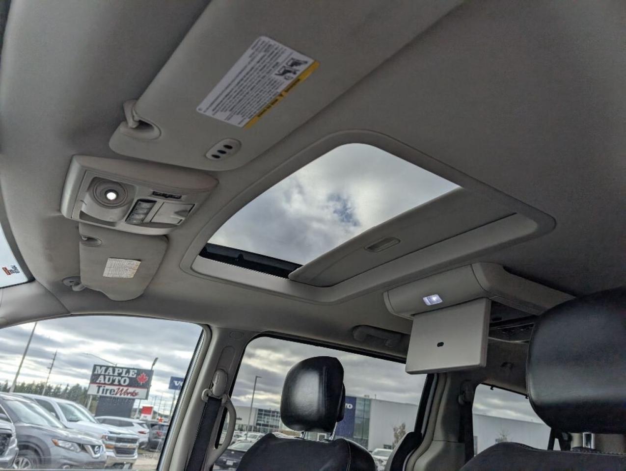 2015 Chrysler Town & Country Limited NAV LEATHER SUNROOF DVD CAMERA Photo