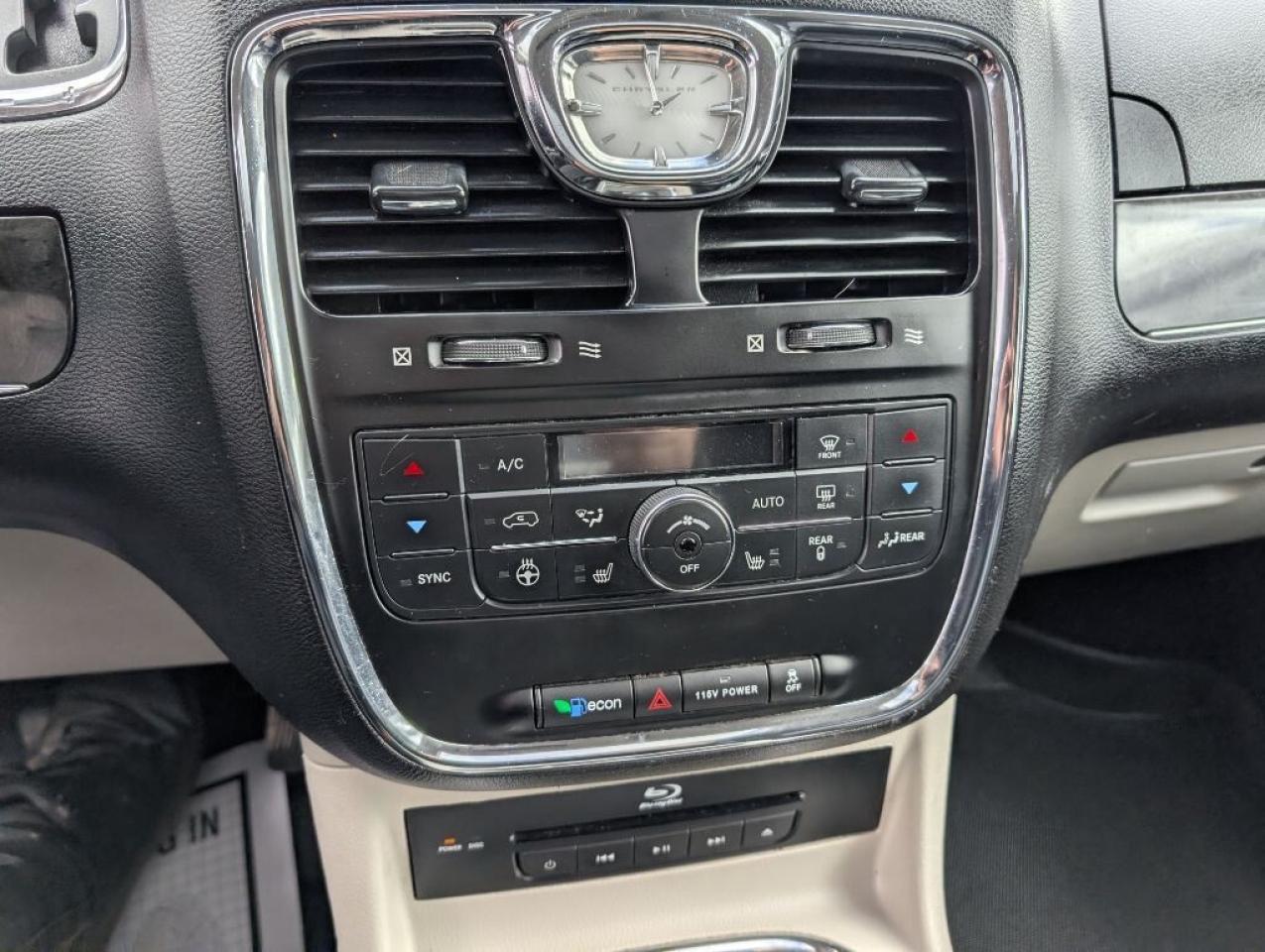 2015 Chrysler Town & Country Limited NAV LEATHER SUNROOF DVD CAMERA Photo