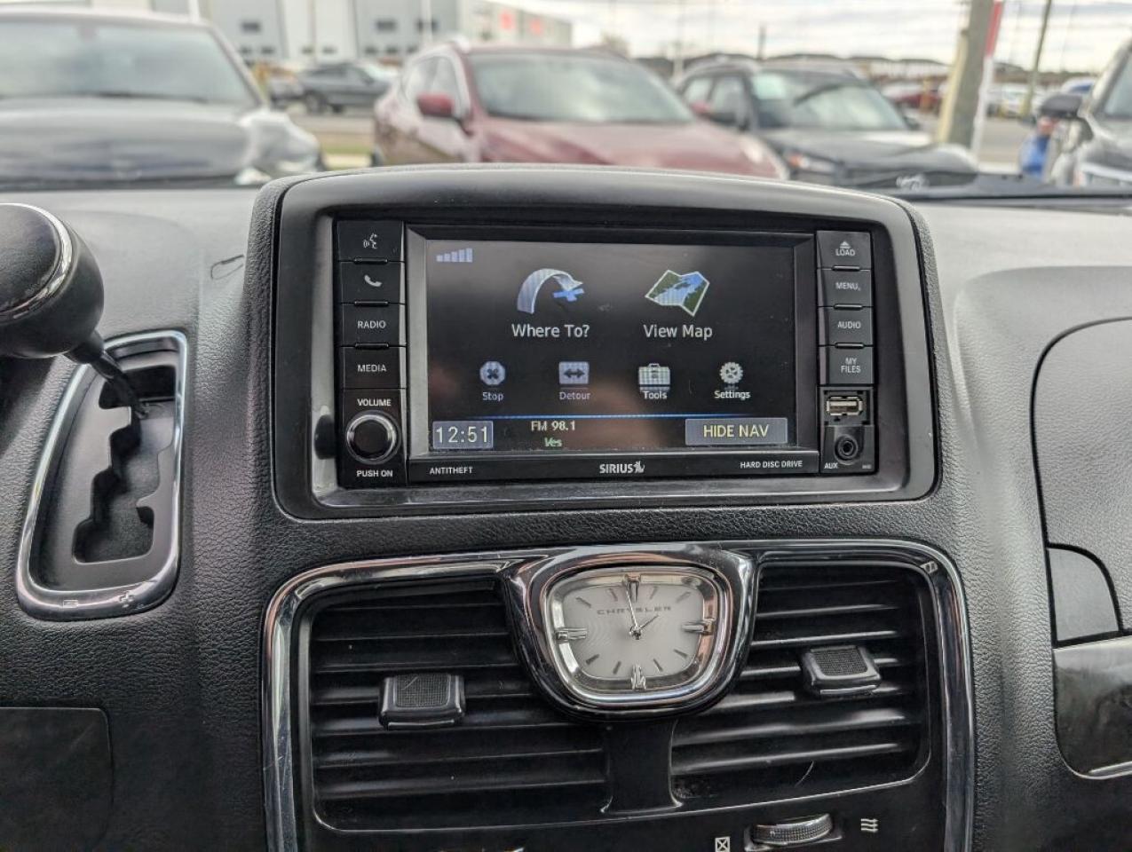 2015 Chrysler Town & Country Limited NAV LEATHER SUNROOF DVD CAMERA Photo