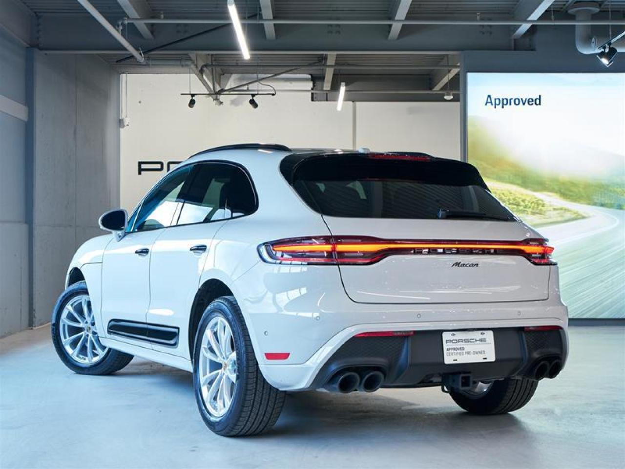 2024 Porsche Macan AWD Photo3