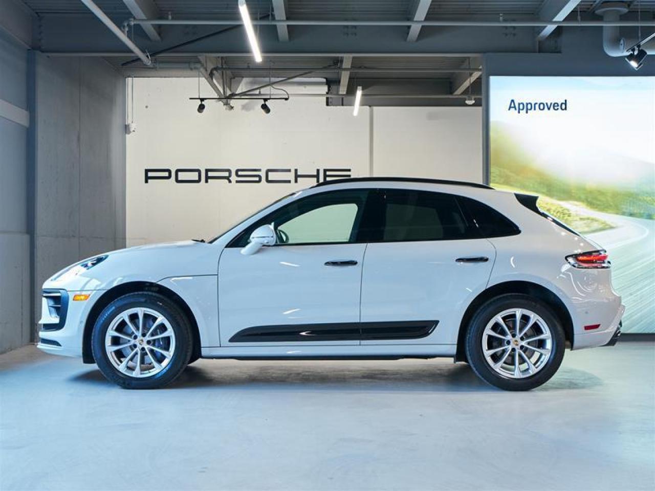 2024 Porsche Macan AWD Photo2