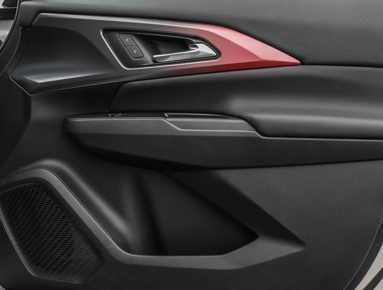 2025 Chevrolet Equinox EV RS FWD GM-estimated 513 km !!! NO ACCIDENTS !!! HE Photo