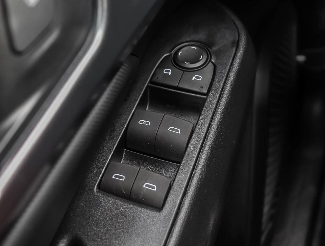 2025 Chevrolet Equinox EV RS FWD GM-estimated 513 km !!! NO ACCIDENTS !!! HE Photo