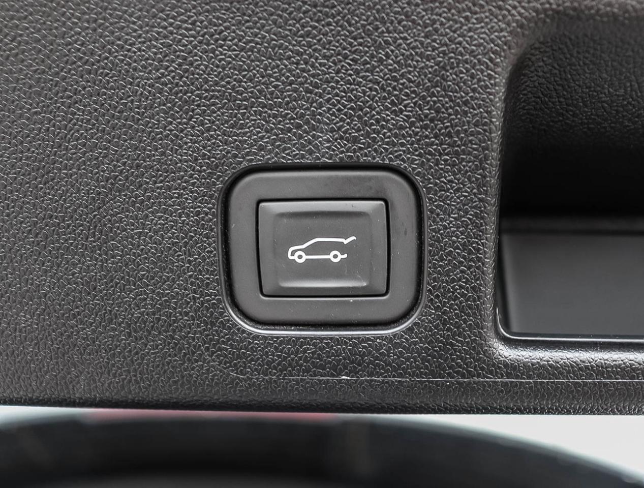 2025 Chevrolet Equinox EV RS FWD GM-estimated 513 km !!! NO ACCIDENTS !!! HE Photo