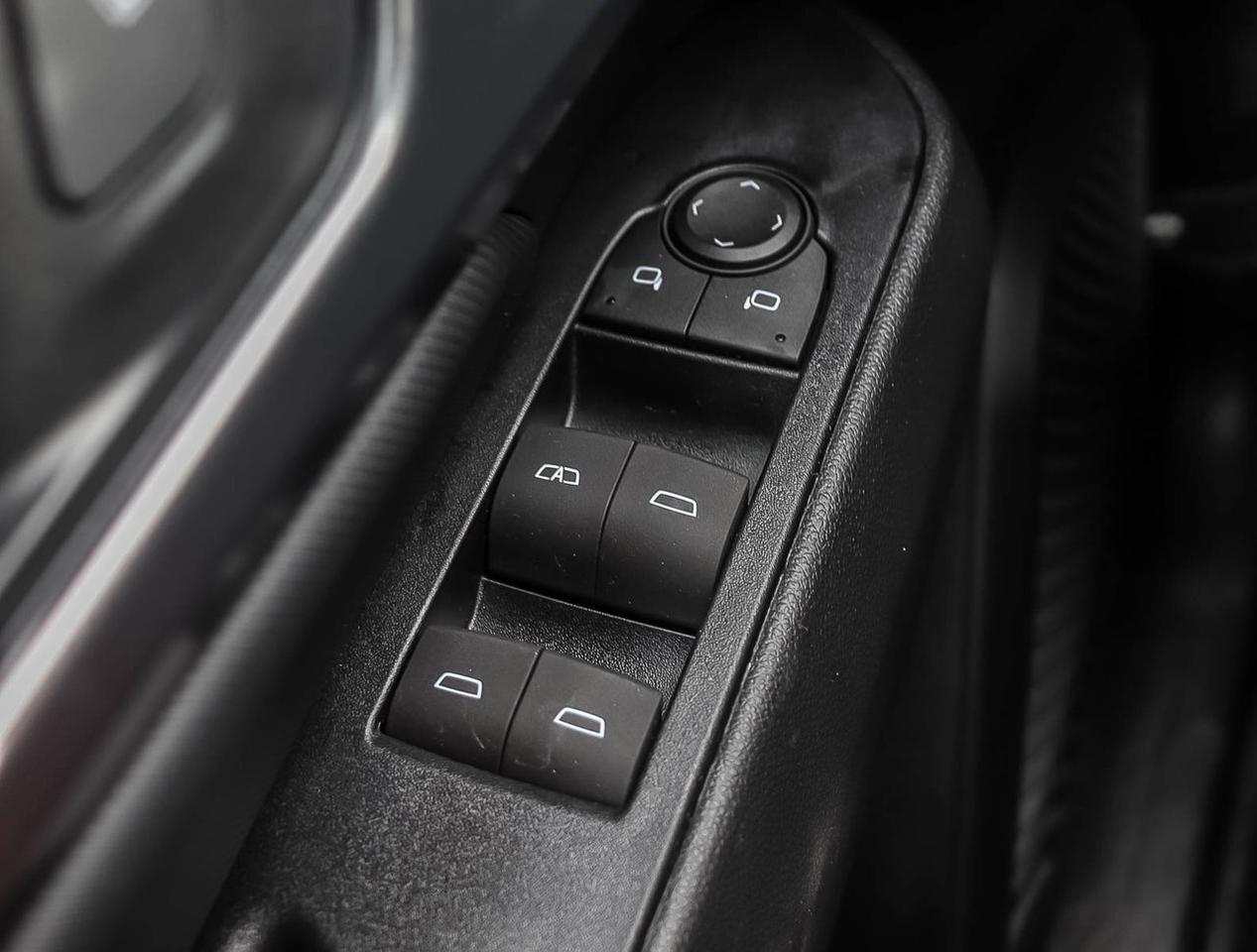 2025 Chevrolet Equinox EV RS FWD GM-estimated 513 km !!! NO ACCIDENTS !!! HE Photo