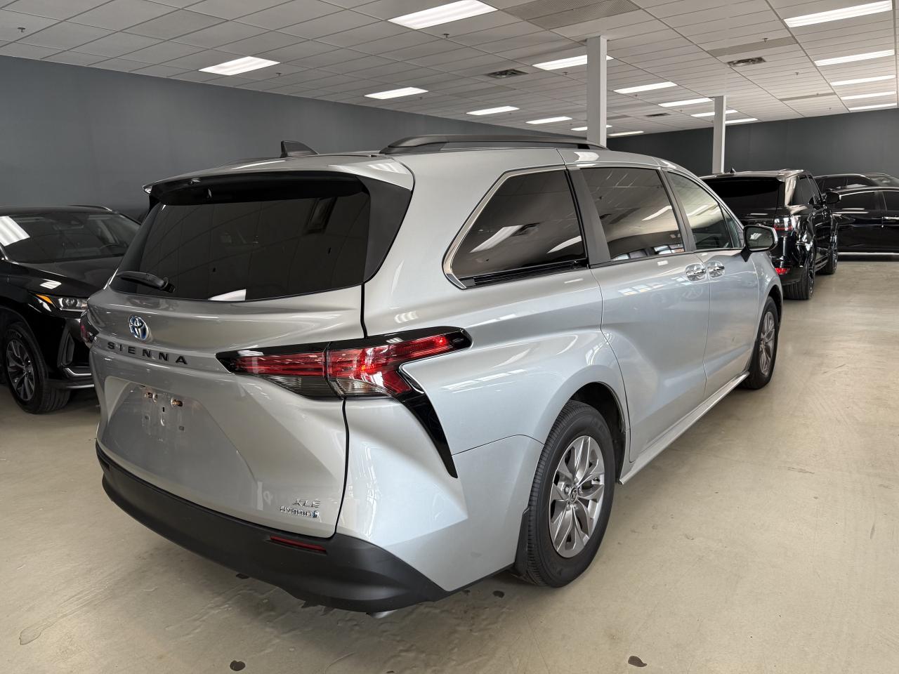 2022 Toyota Sienna XLE 8-Passenger FWD Photo