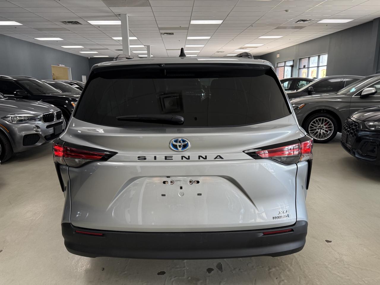 2022 Toyota Sienna XLE 8-Passenger FWD Photo3