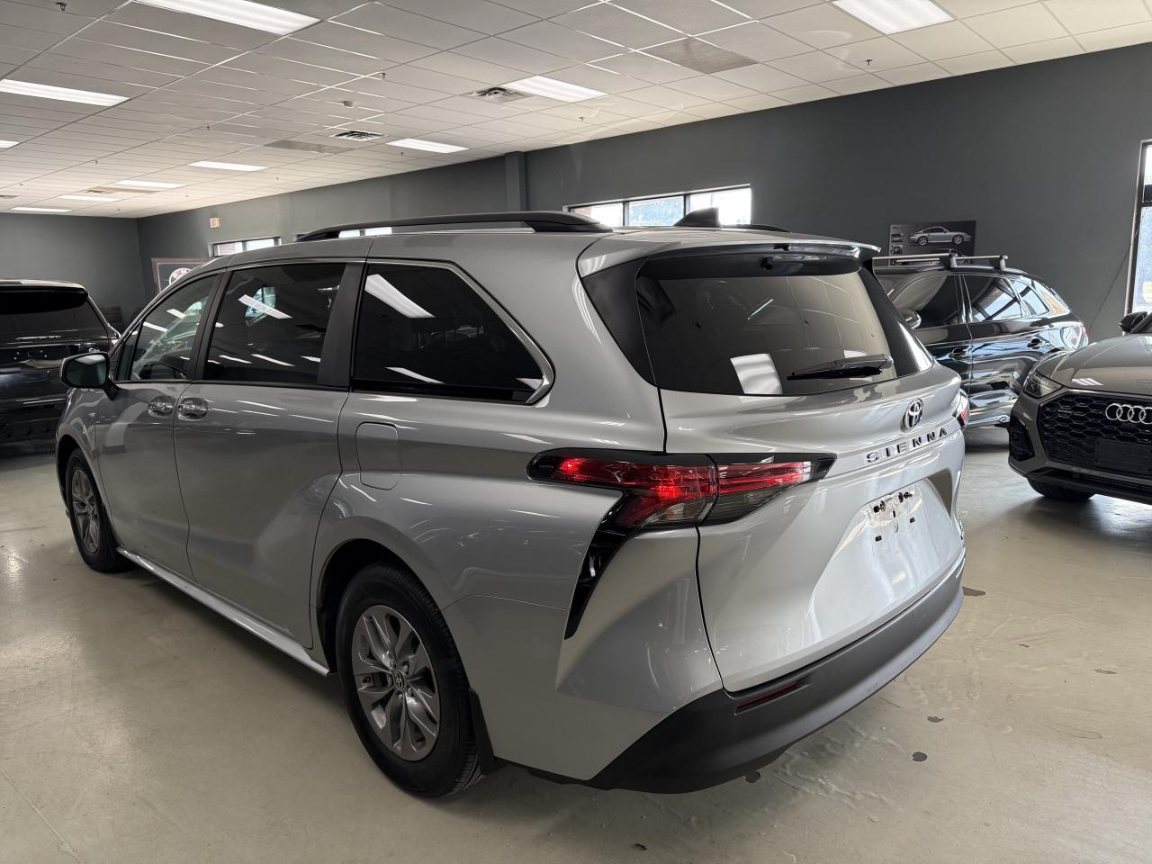 2022 Toyota Sienna XLE 8-Passenger FWD Photo2