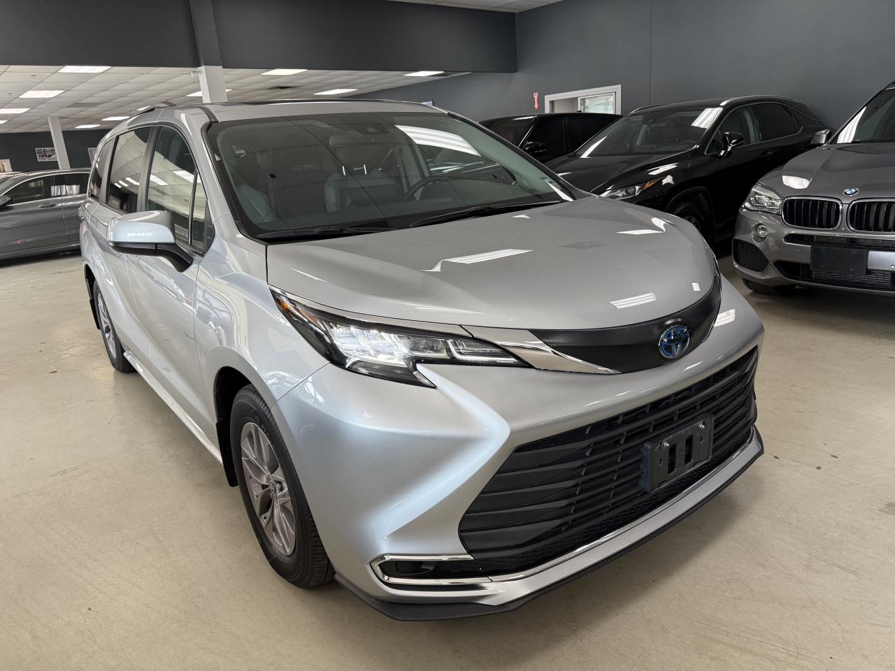 2022 Toyota Sienna XLE 8-Passenger FWD Photo