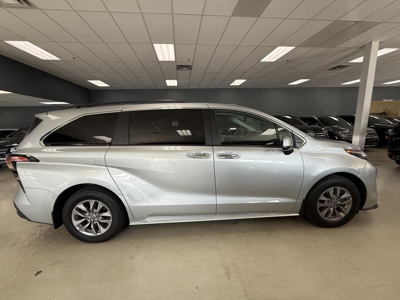 2022 Toyota Sienna XLE 8-Passenger FWD Photo