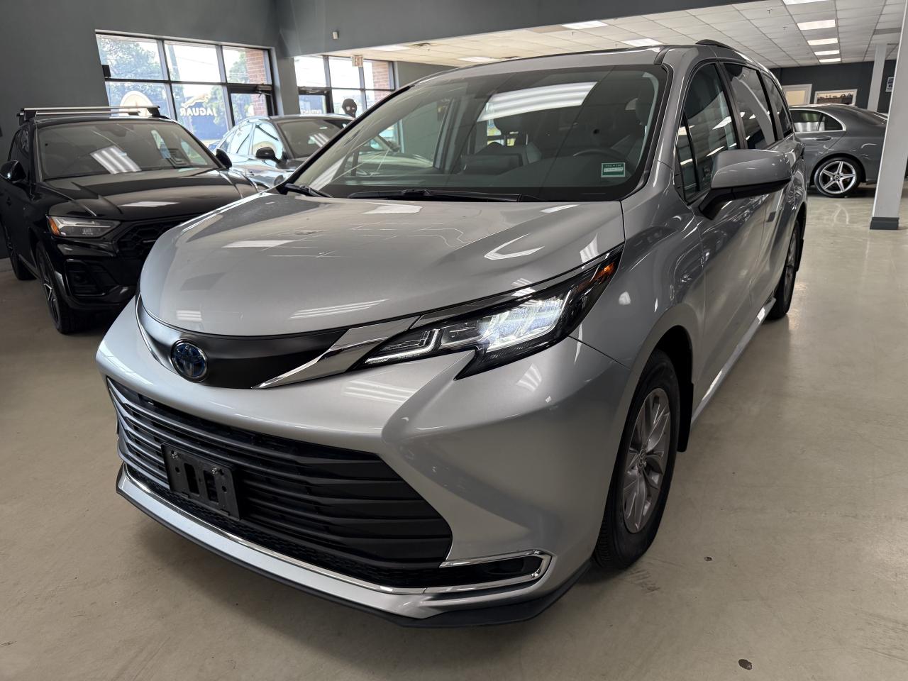 2022 Toyota Sienna XLE 8-Passenger FWD Photo
