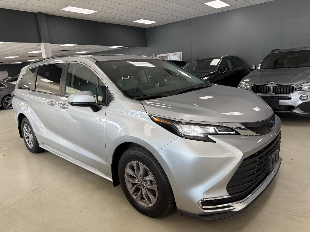 2022 Toyota Sienna XLE 8-Passenger FWD Photo