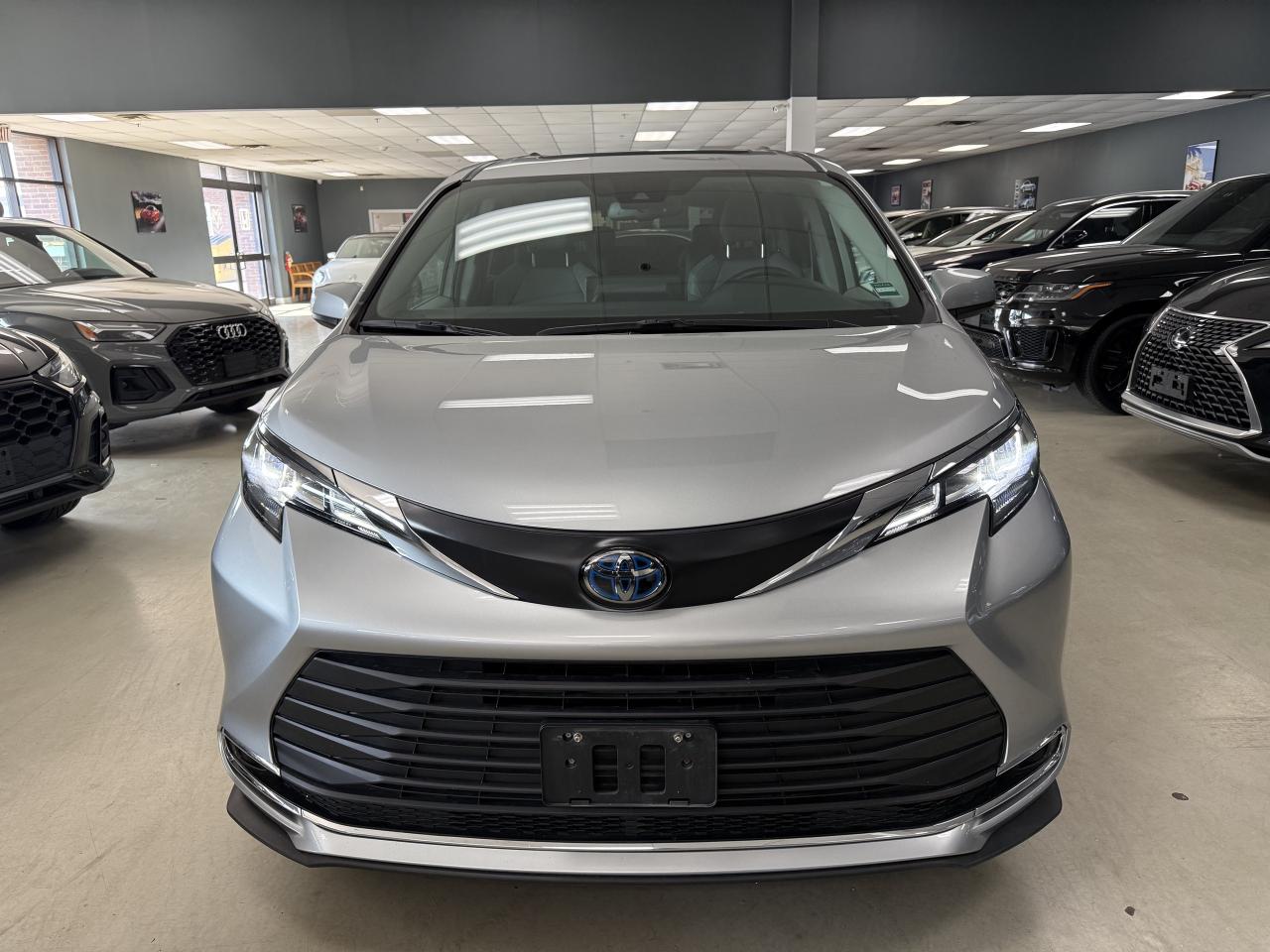 2022 Toyota Sienna XLE 8-Passenger FWD Photo