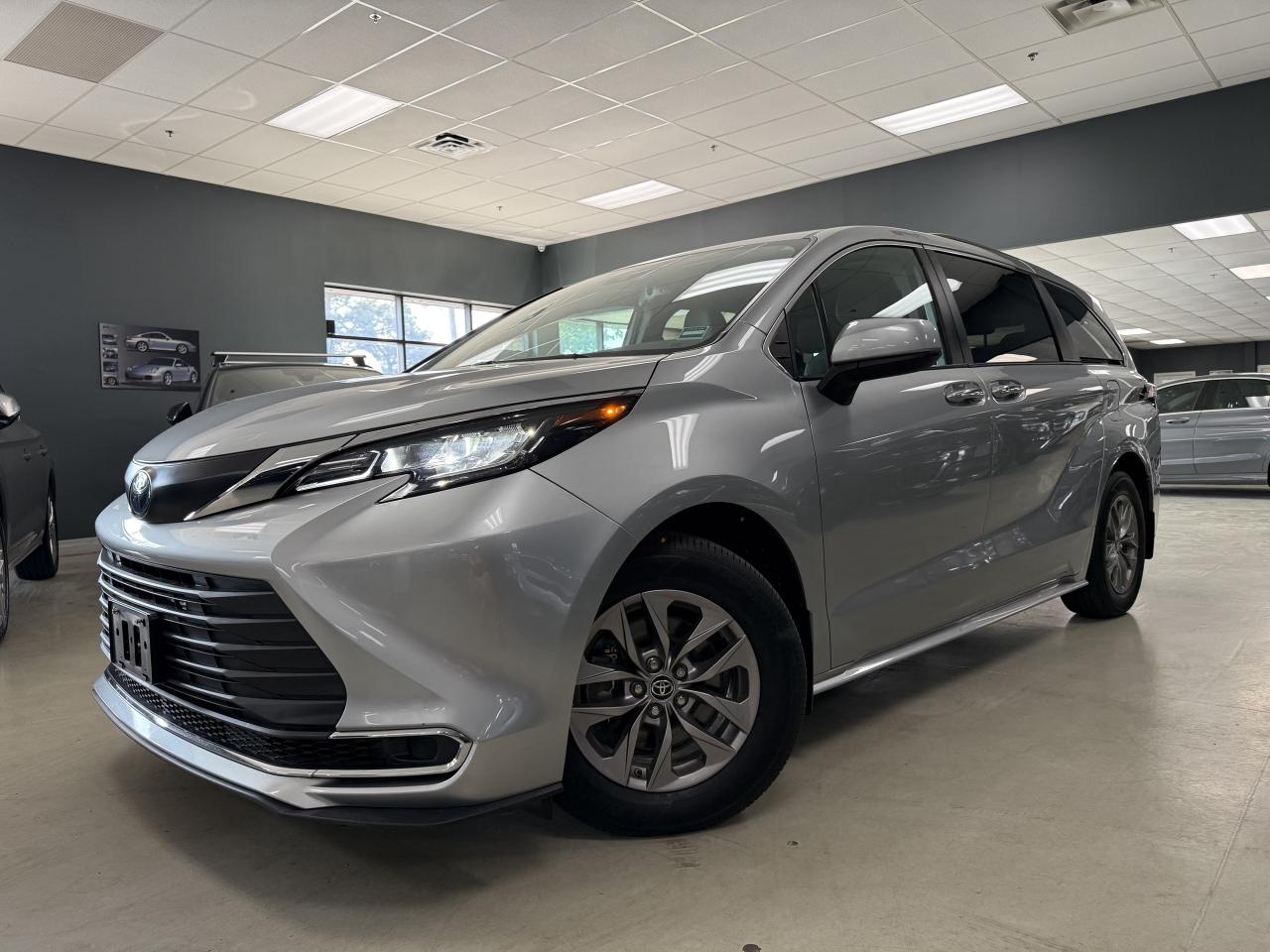 2022 Toyota Sienna XLE 8-Passenger FWD Photo