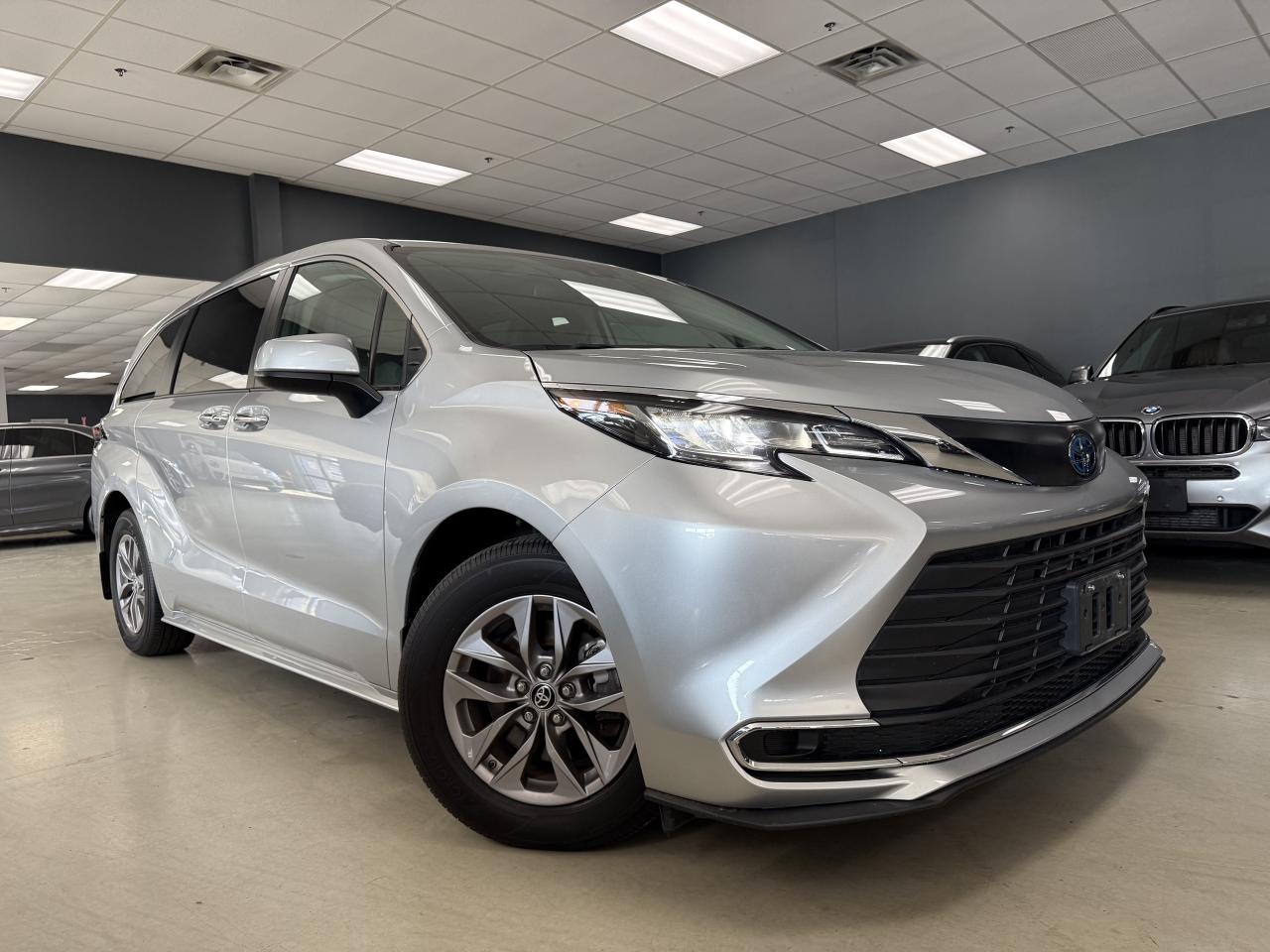 2022 Toyota Sienna XLE 8-Passenger FWD Photo