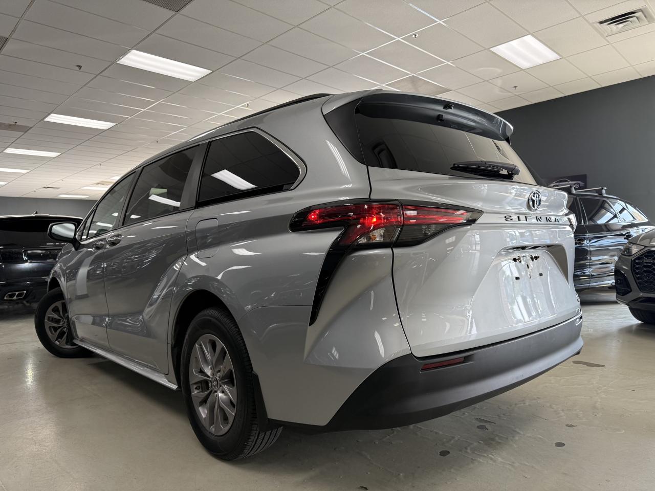 2022 Toyota Sienna XLE 8-Passenger FWD Photo