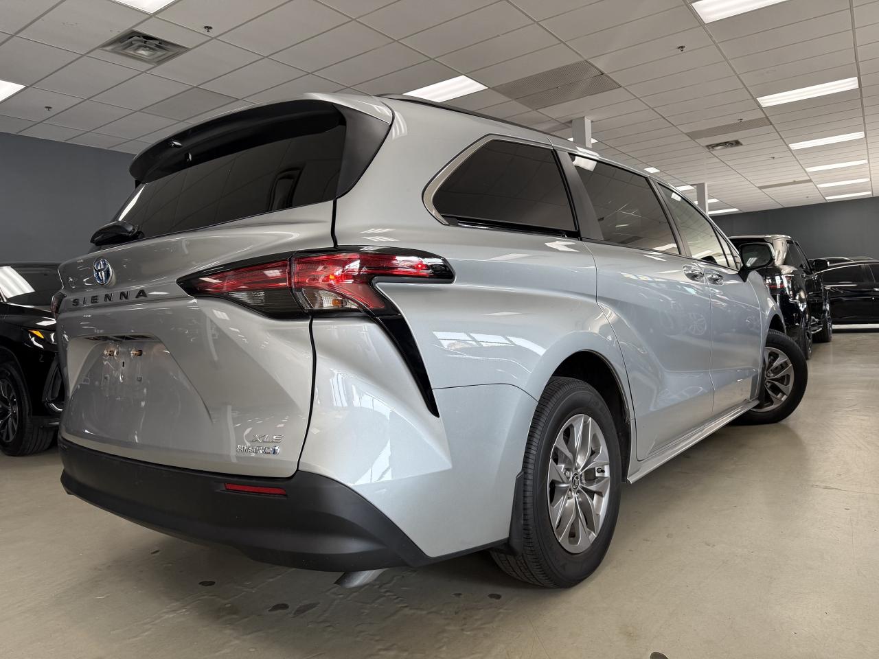 2022 Toyota Sienna XLE 8-Passenger FWD Photo