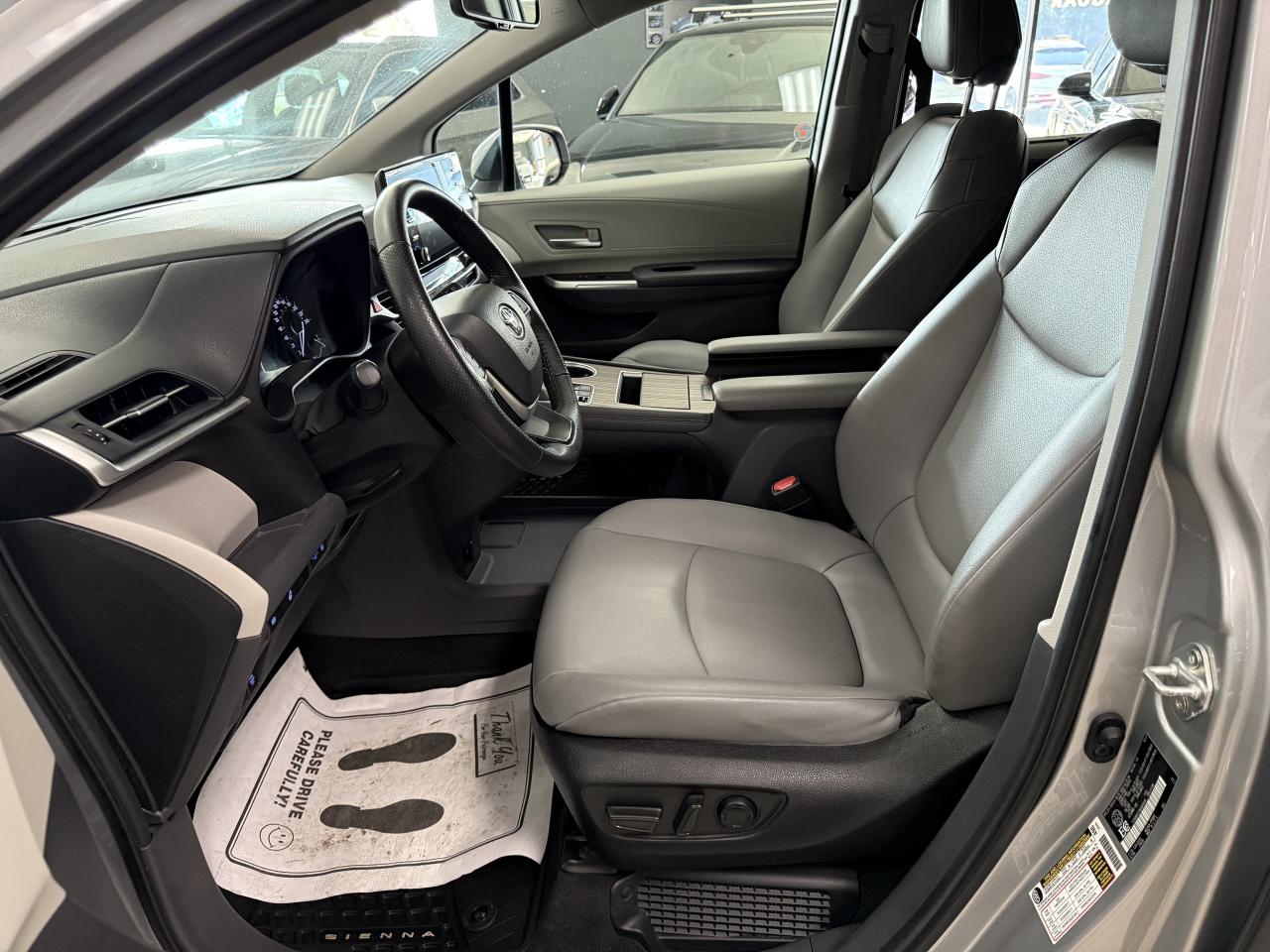 2022 Toyota Sienna XLE 8-Passenger FWD Photo