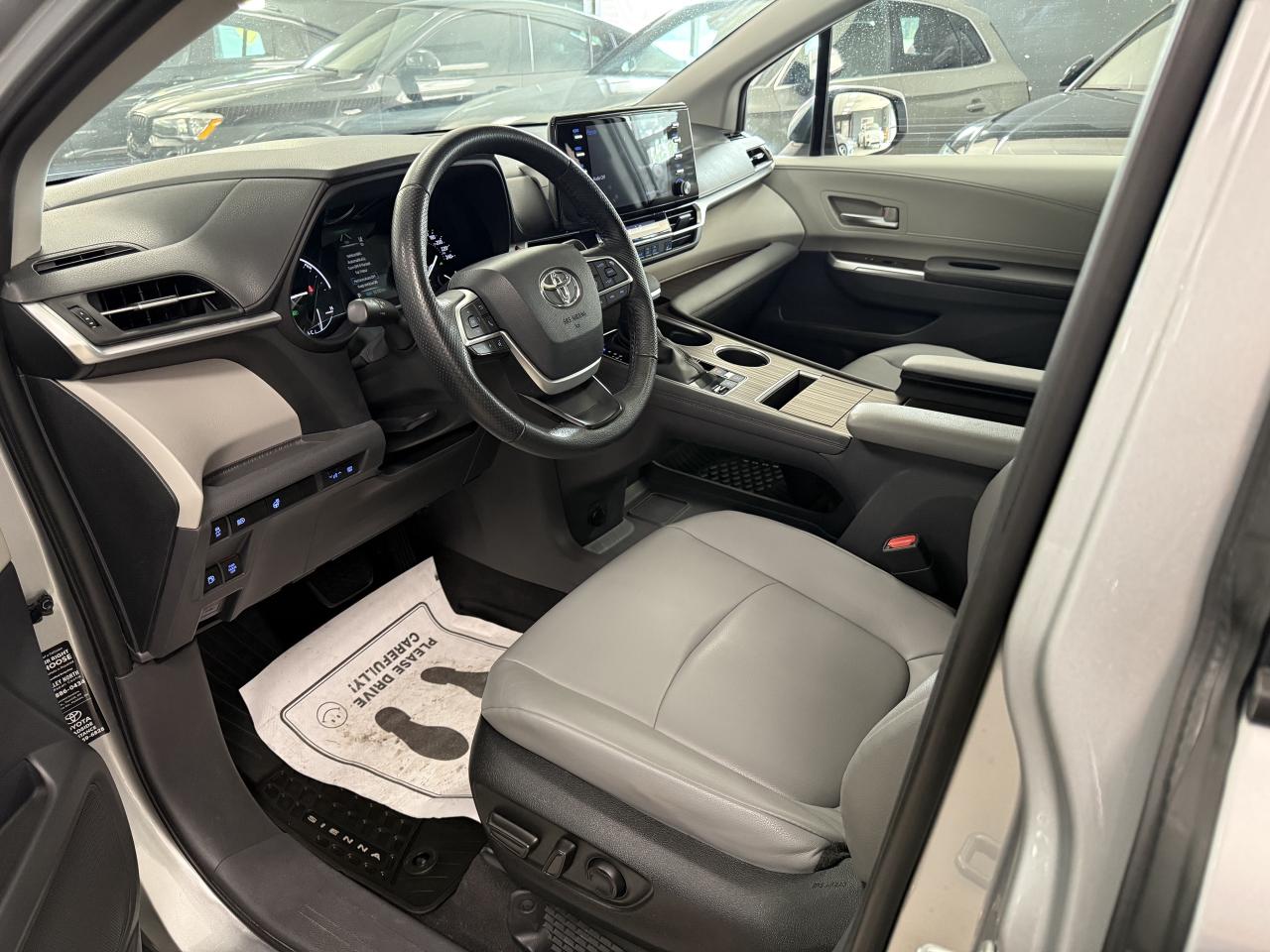 2022 Toyota Sienna XLE 8-Passenger FWD Photo