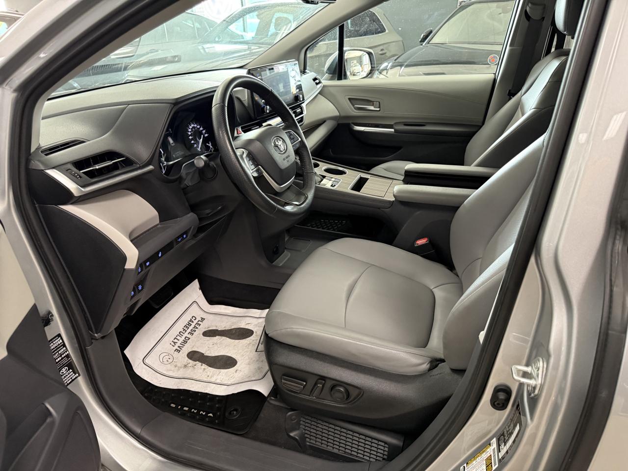 2022 Toyota Sienna XLE 8-Passenger FWD Photo