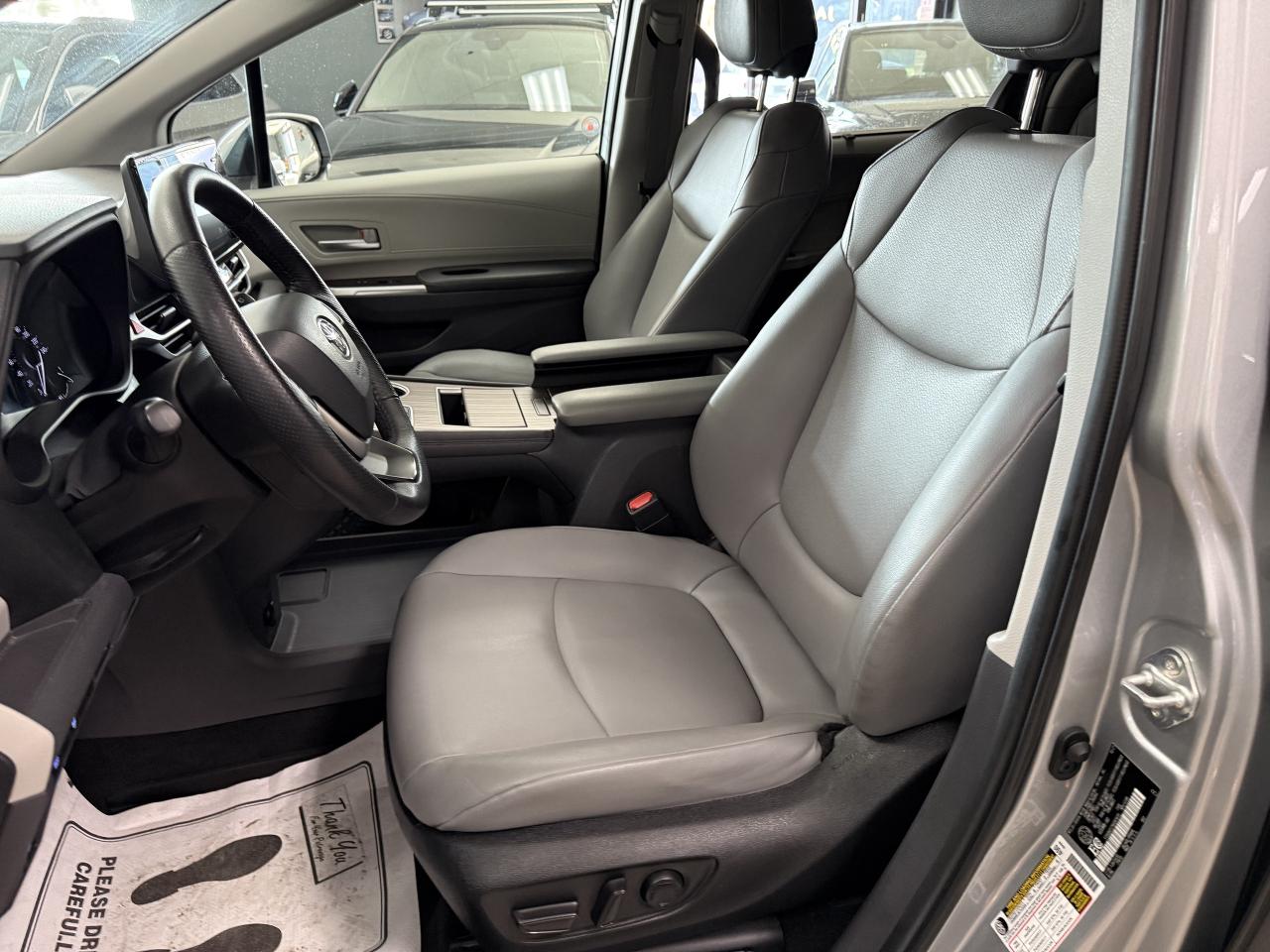 2022 Toyota Sienna XLE 8-Passenger FWD Photo