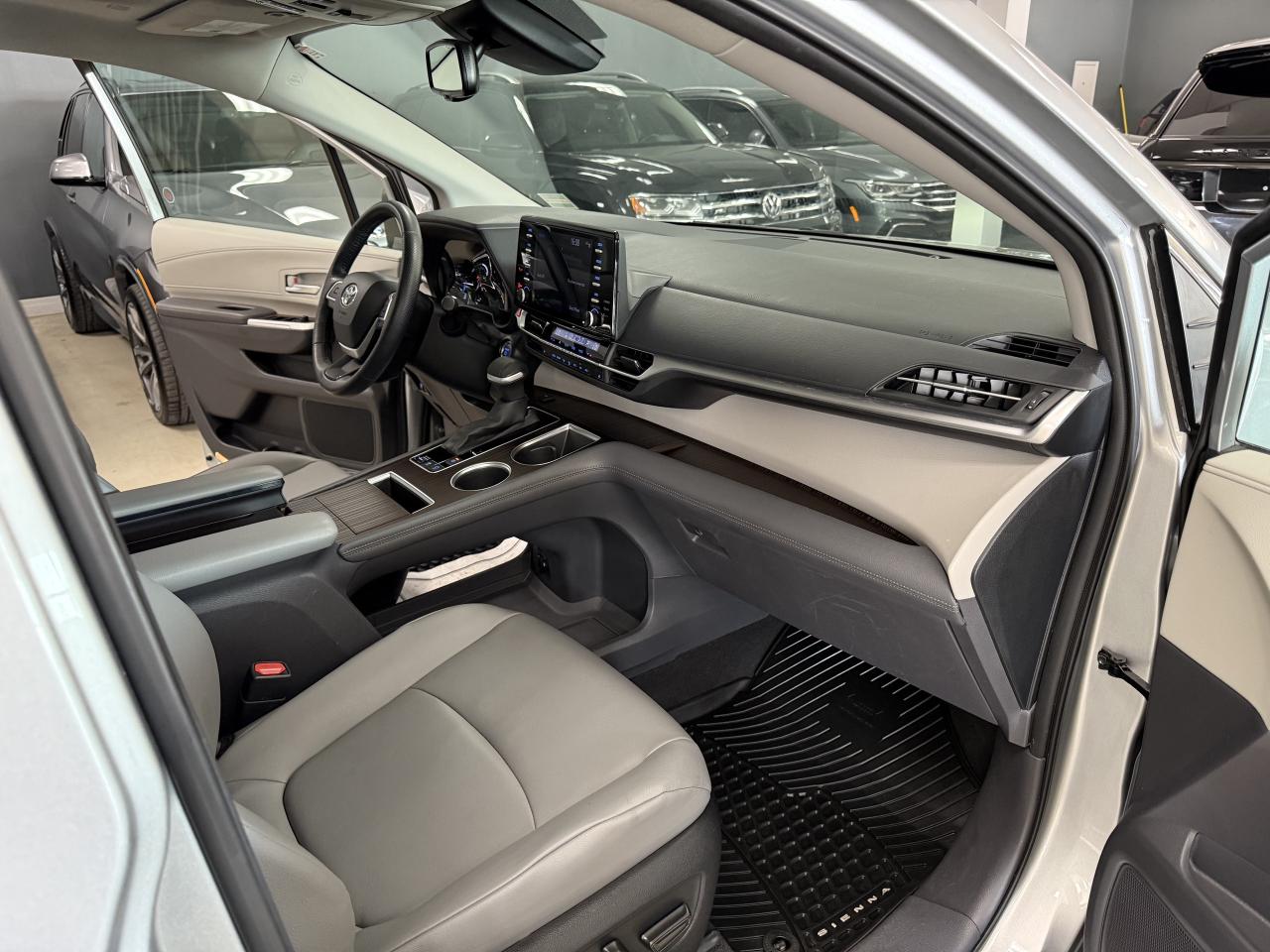 2022 Toyota Sienna XLE 8-Passenger FWD Photo