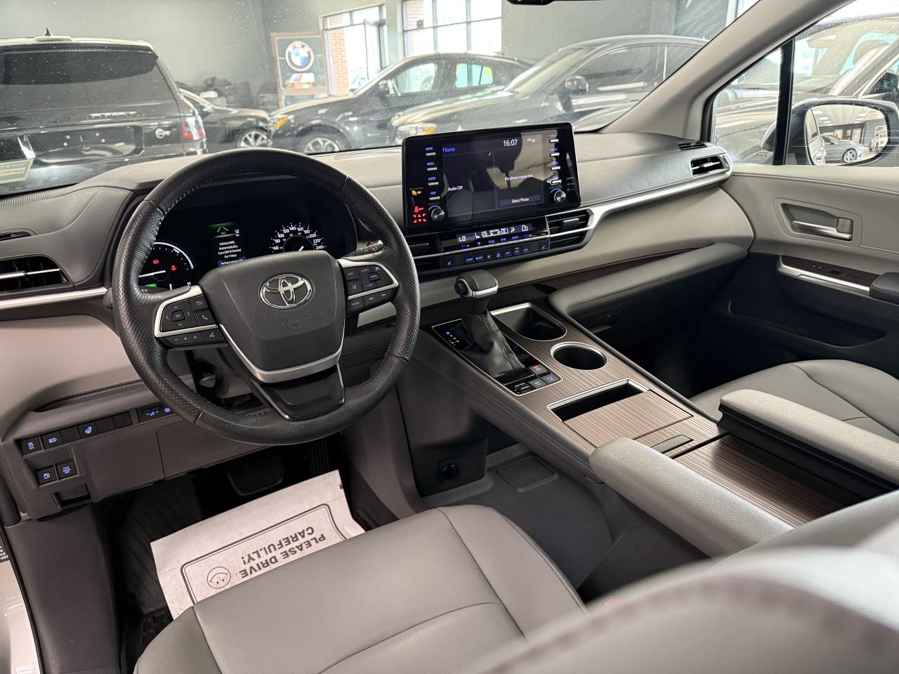 2022 Toyota Sienna XLE 8-Passenger FWD Photo