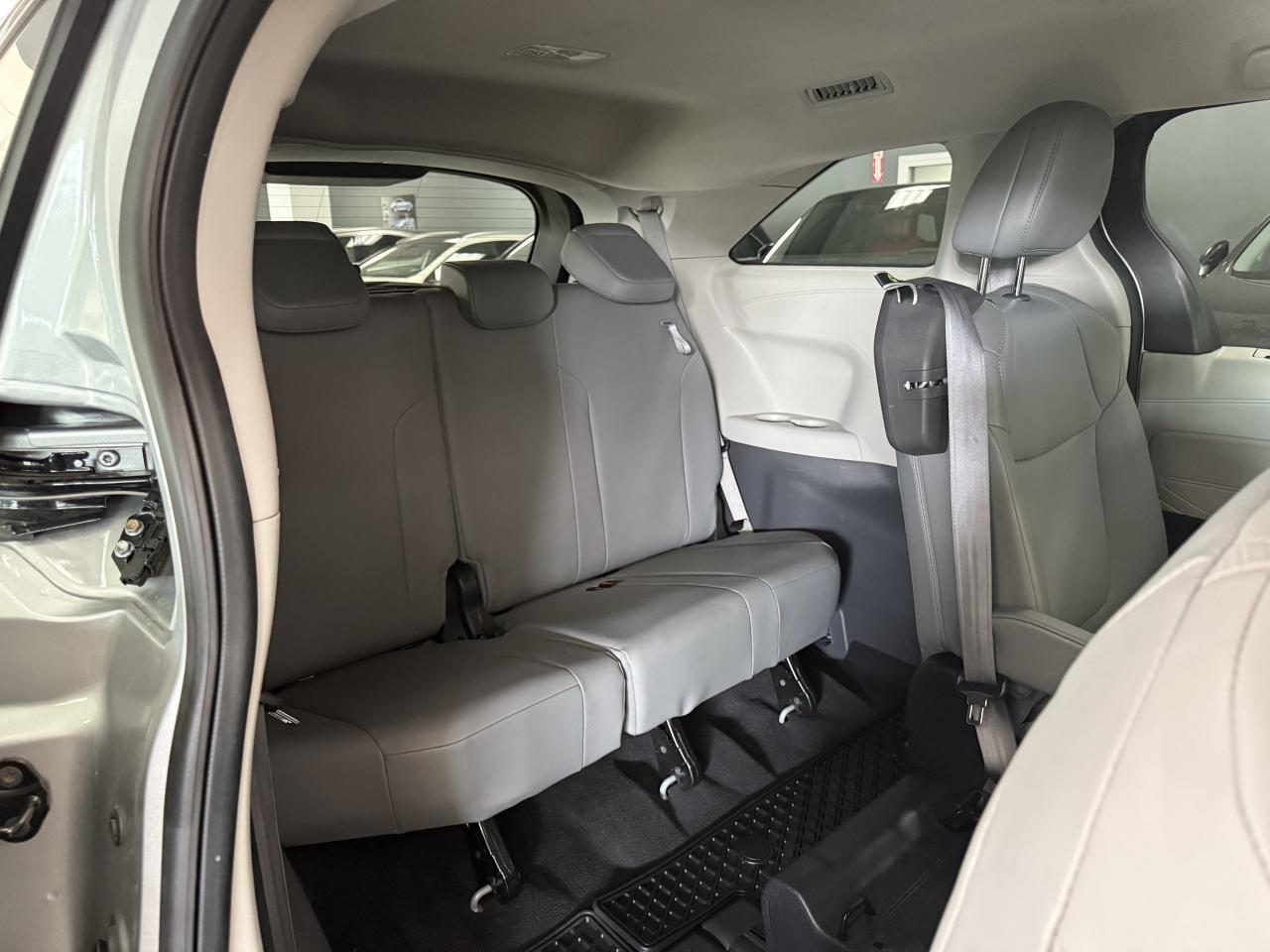 2022 Toyota Sienna XLE 8-Passenger FWD Photo