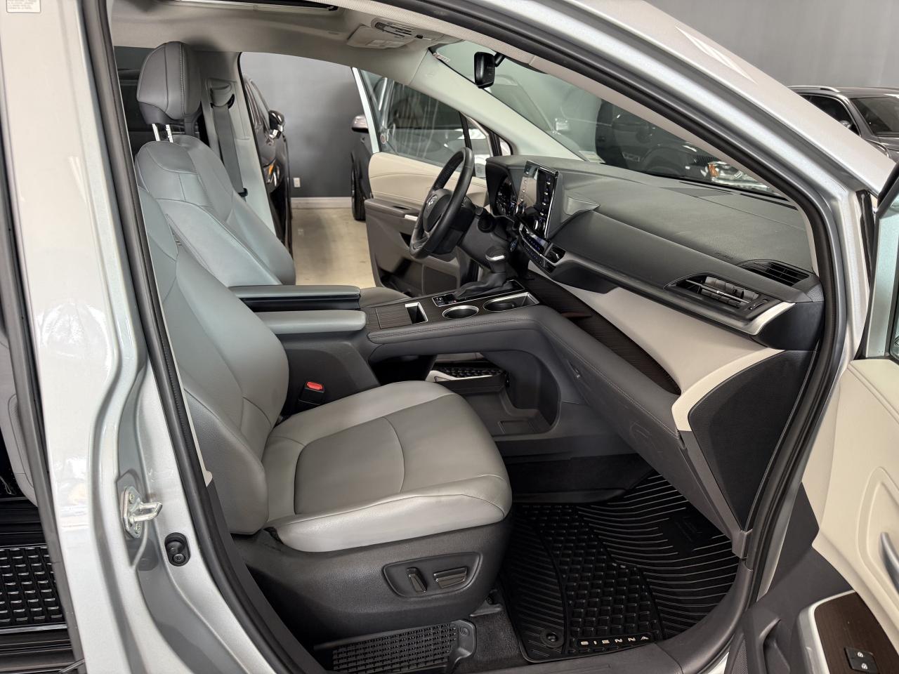 2022 Toyota Sienna XLE 8-Passenger FWD Photo