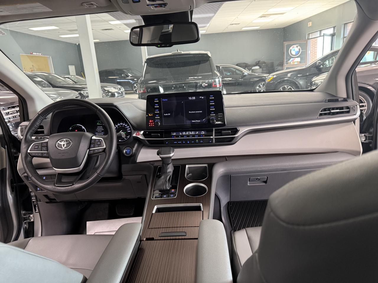 2022 Toyota Sienna XLE 8-Passenger FWD Photo