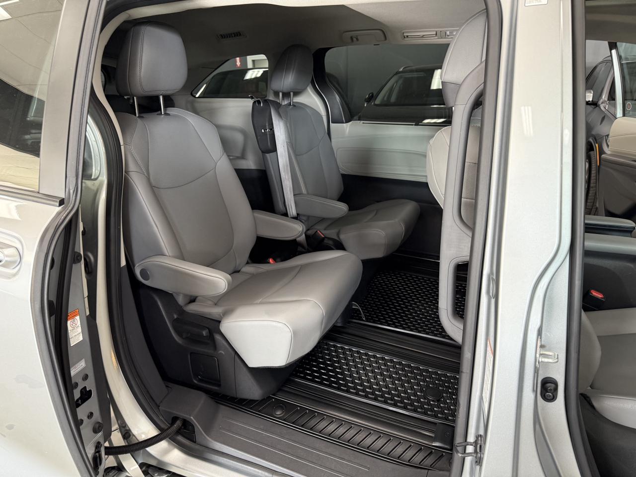 2022 Toyota Sienna XLE 8-Passenger FWD Photo