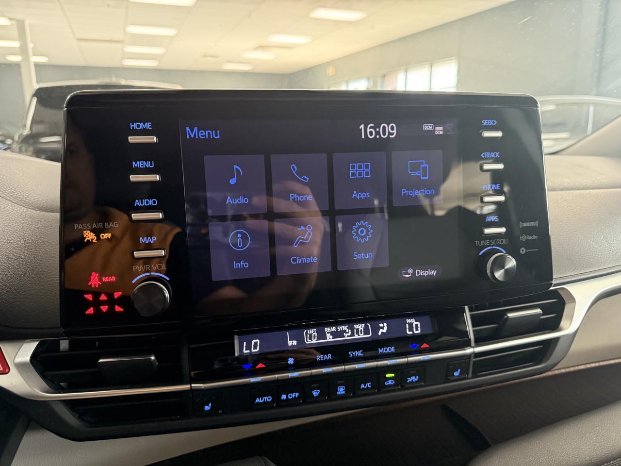 2022 Toyota Sienna XLE 8-Passenger FWD Photo