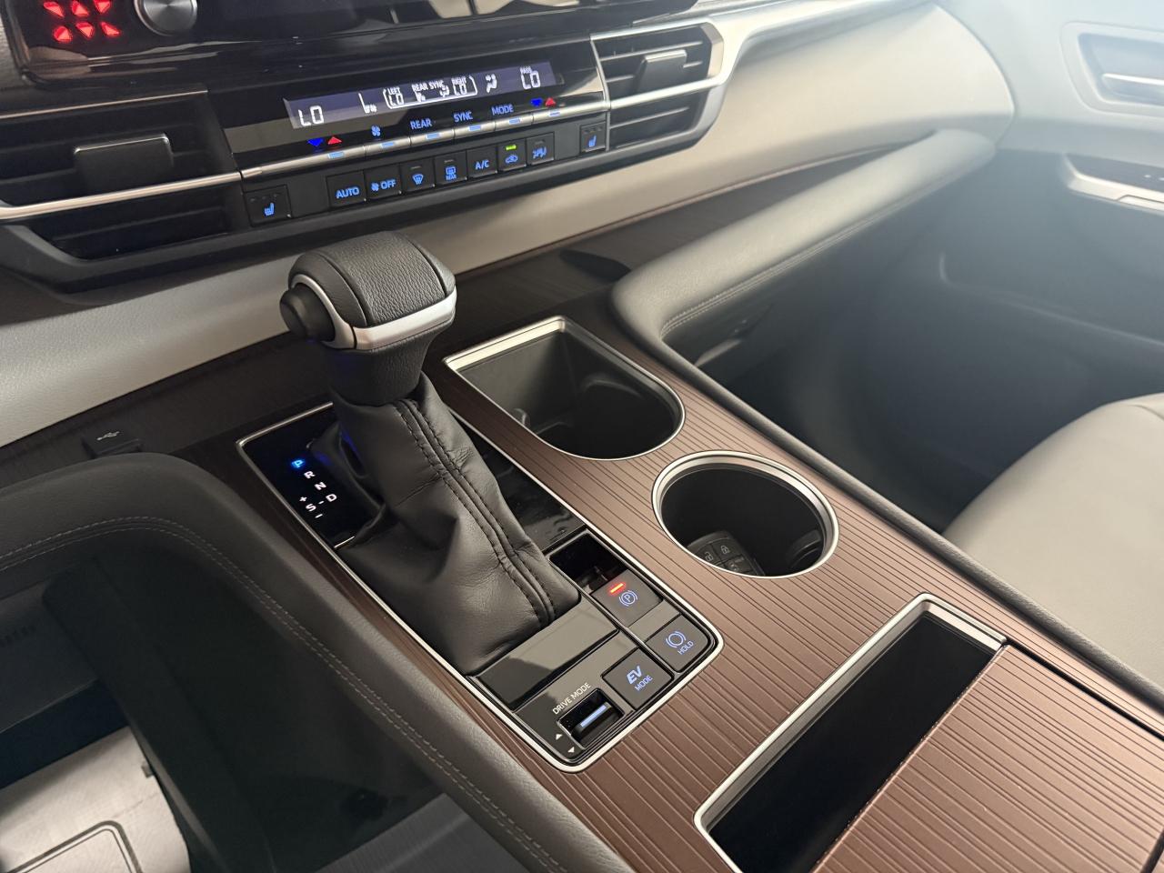 2022 Toyota Sienna XLE 8-Passenger FWD Photo