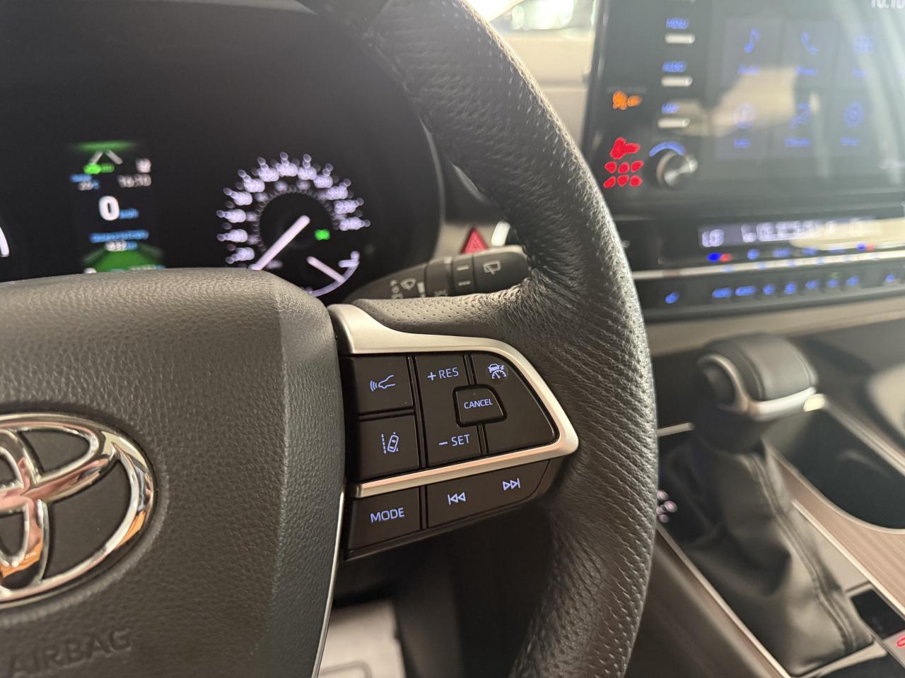 2022 Toyota Sienna XLE 8-Passenger FWD Photo