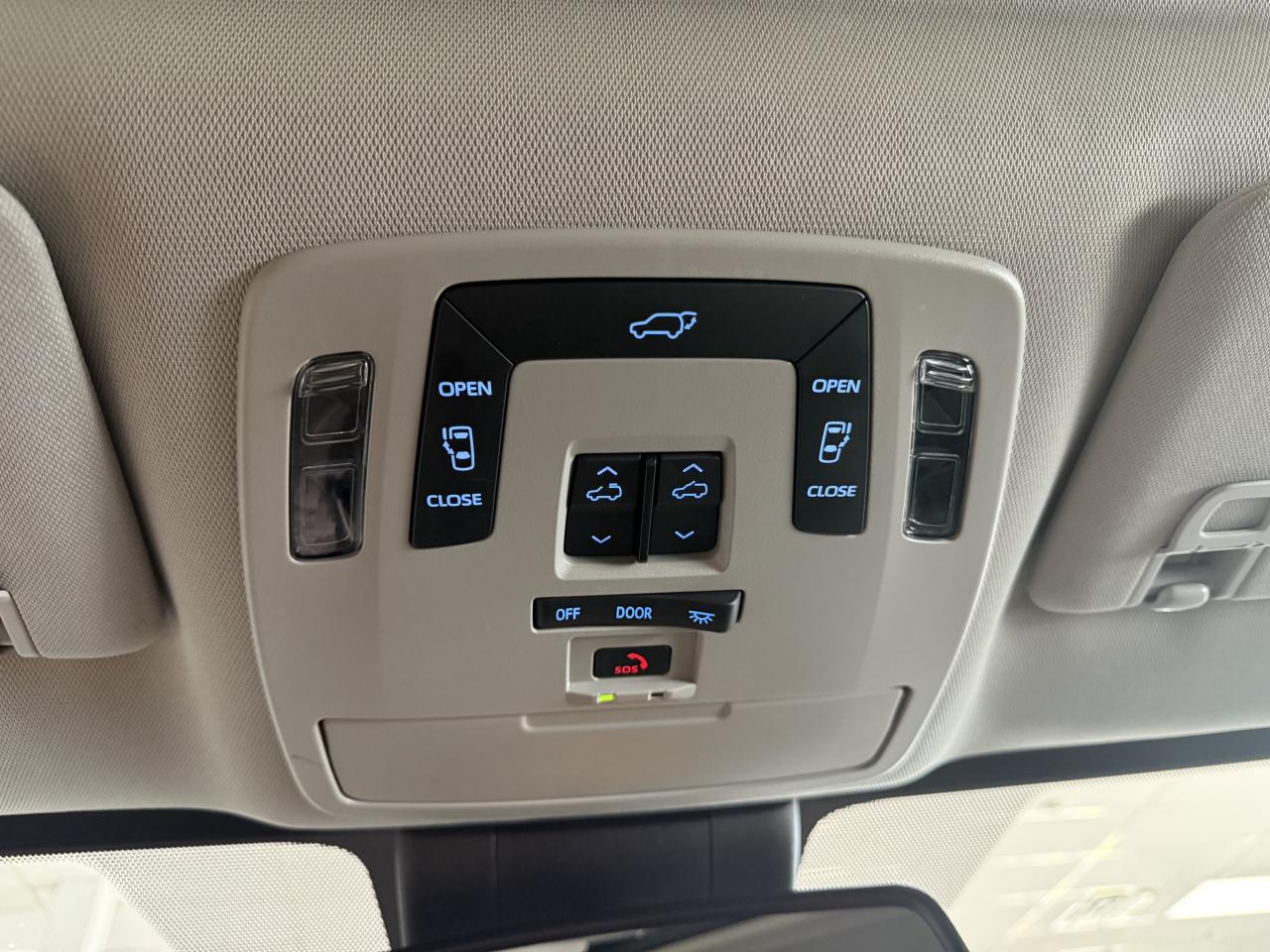 2022 Toyota Sienna XLE 8-Passenger FWD Photo