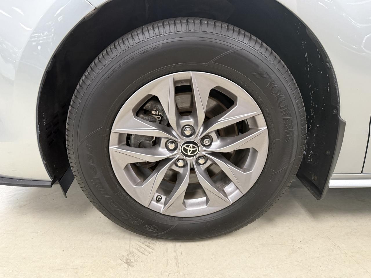 2022 Toyota Sienna XLE 8-Passenger FWD Photo