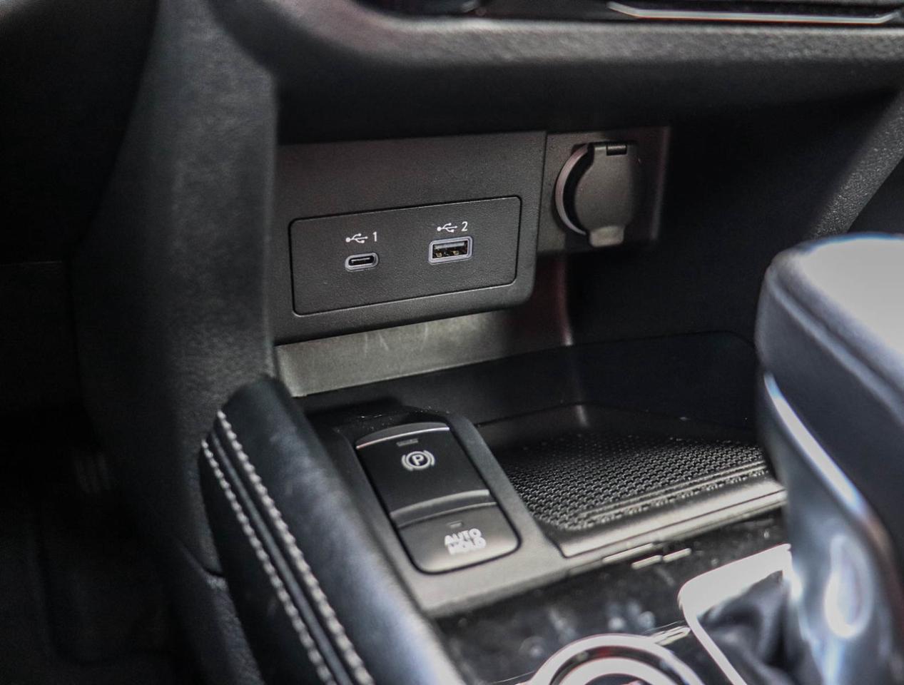 2024 Nissan Kicks SV !!! NO ACCIDENTS !!! ONE OWNER !!! LOW KM !!! H Photo