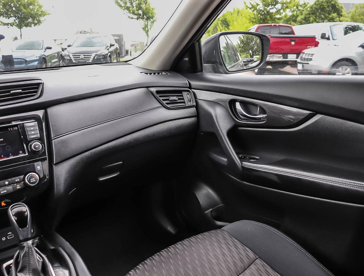 2019 Nissan Rogue S SPECIAL EDITION 2.5L 4CYL FWD !!! NO ACCIDENTS ! Photo