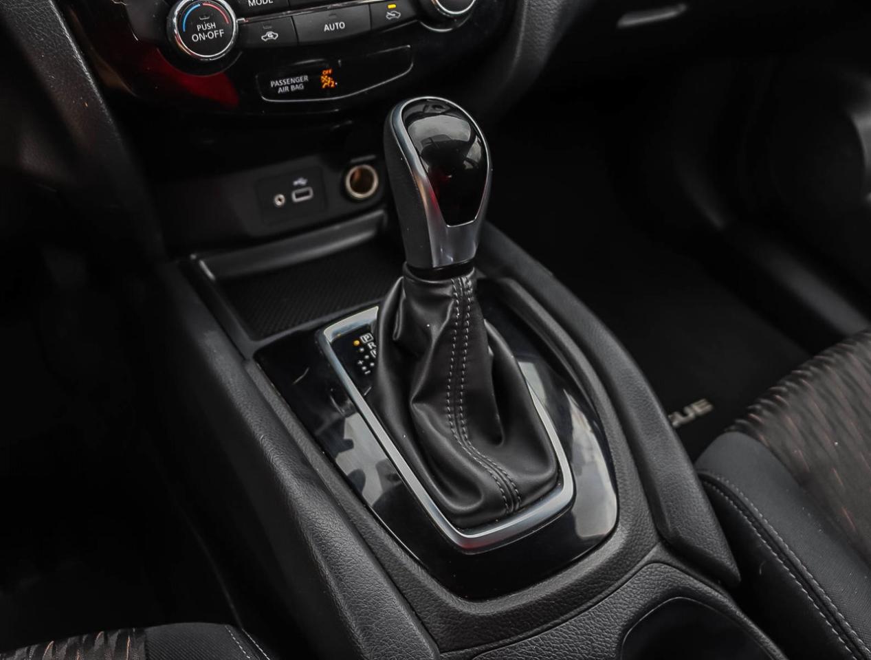 2019 Nissan Rogue S SPECIAL EDITION 2.5L 4CYL FWD !!! NO ACCIDENTS ! Photo