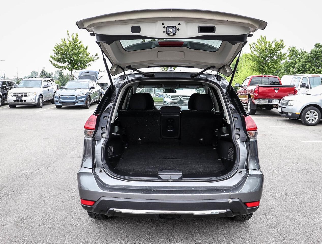 2019 Nissan Rogue S SPECIAL EDITION 2.5L 4CYL FWD !!! NO ACCIDENTS ! Photo